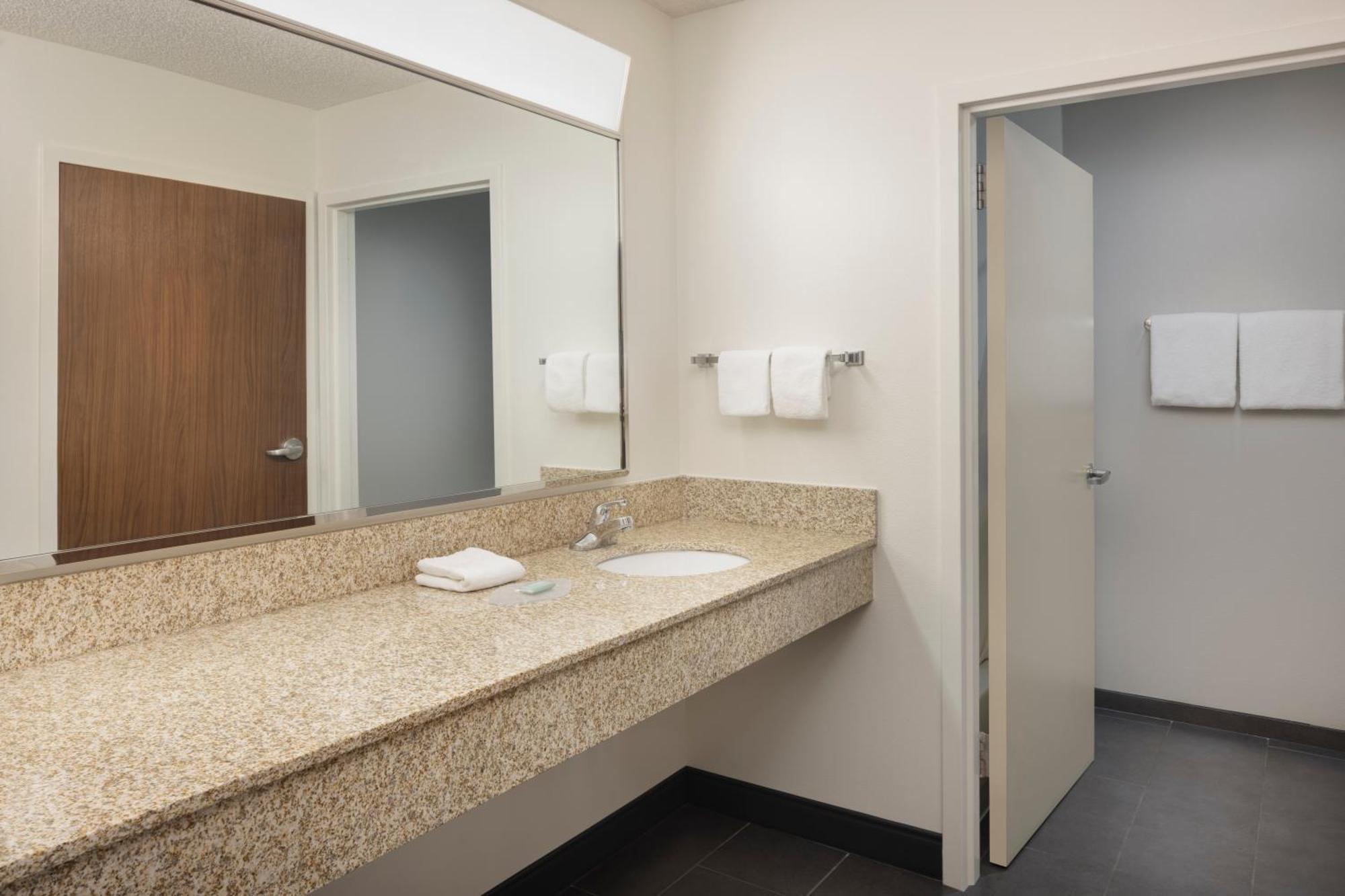 Hotel Courtyard By Marriott Springfield Airport Exterior foto