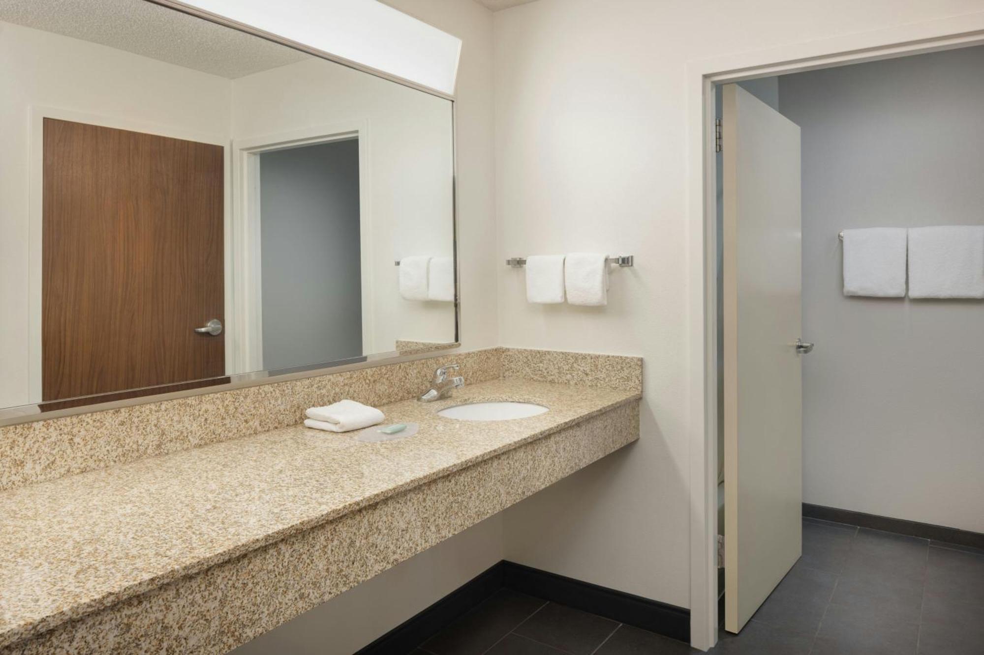 Hotel Courtyard By Marriott Springfield Airport Exterior foto